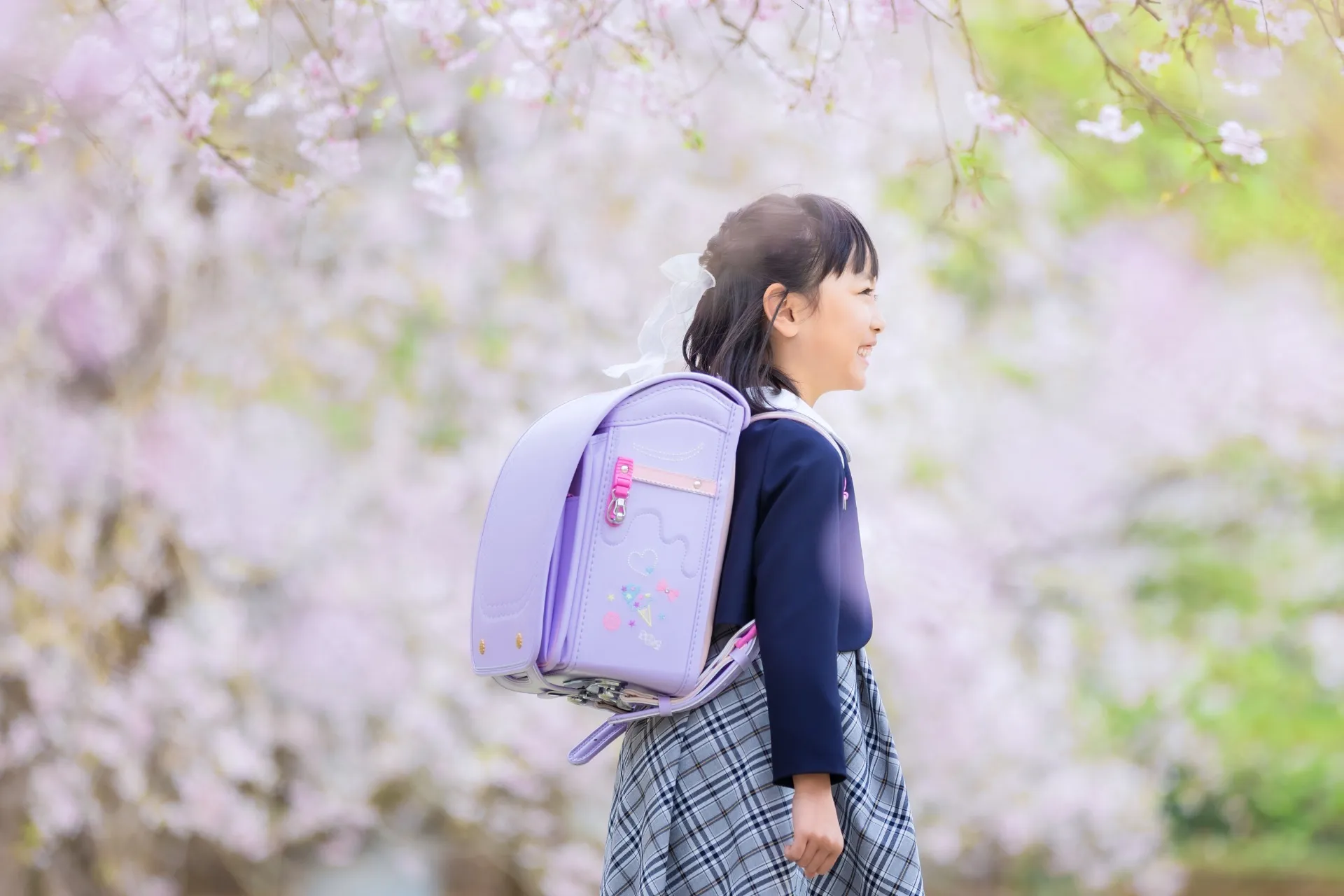 入園や入学に伴うお子様とご家族の写真